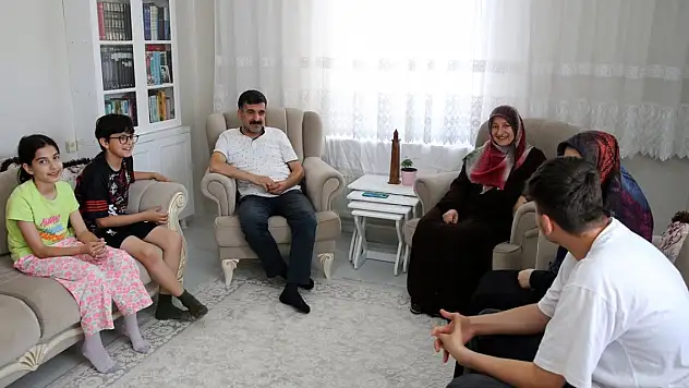 Muş'ta çocukları olan çift 4 çocuğa koruyucu aile oldu