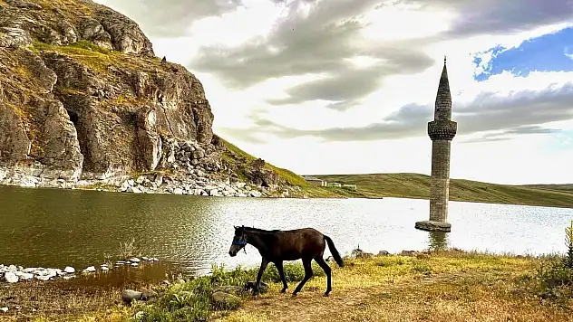 Ağrı'da sular altında kalan minarenin güzelliği büyülüyor