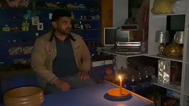 Karlıova'da elektrikler gidince esnaf mum ışığında iş yapmaya çalıştı