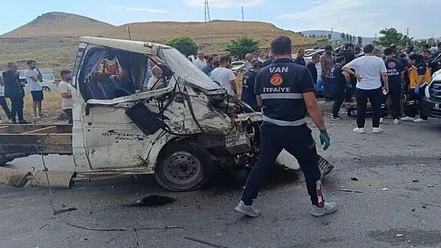 Van'da iki aracın çarpıştığı kazada 6 kişi yaralandı