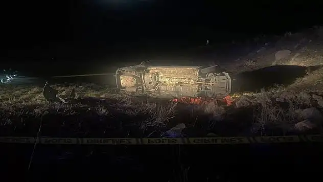 Kars'ta şarampole devrilen otomobildeki 3 kişi yaralandı