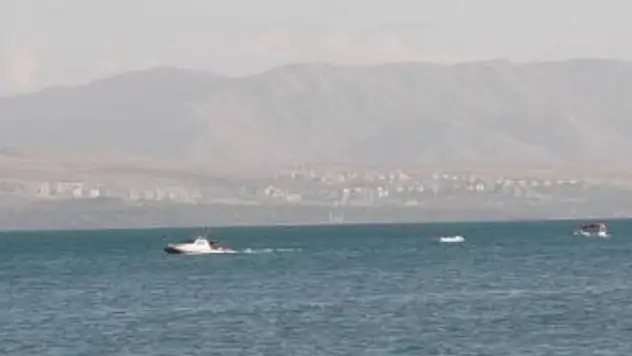 Deniz bisikletleriyle açıldıkları Van Gölü'nde sürüklenen 10 kişi kurtarıldı