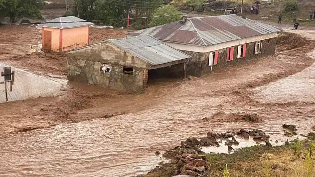 Tekman'da sağanak yağış sele neden oldu