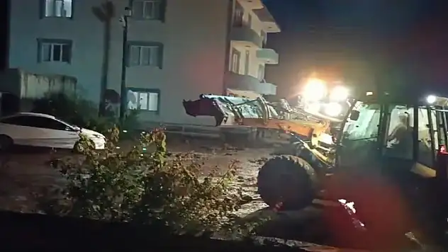 Van'da sel felaketi: Evleri su bastı