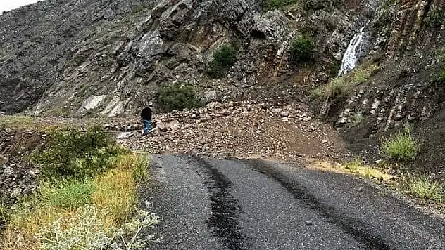 Erzurum'da sel, yolları çöktürdü