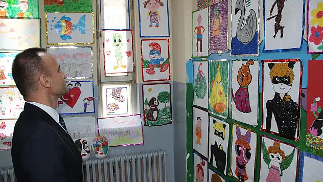 Ağrılı öğrencilerden resim sergisi