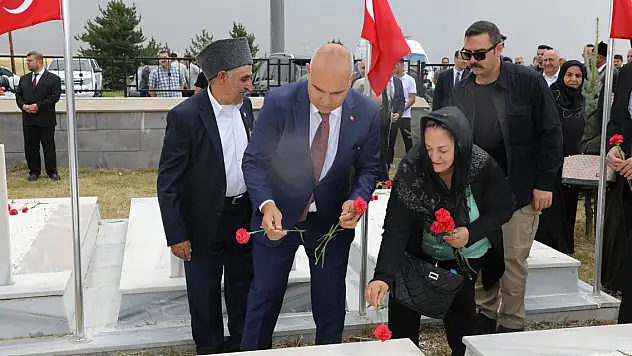 Ağrı protokolü şehitliğe karanfil bıraktı