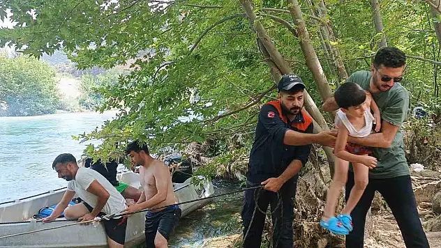 Dicle Nehri'nde mahsur kalan 10 kişilik aile kurtarıldı
