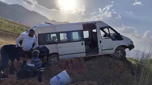 İşçileri taşıyan minibüs kaza yaptı: 5 yaralı