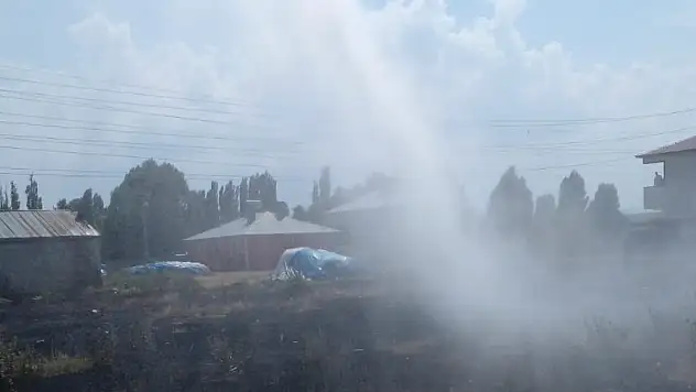 Fatih Mahallesi'nde yerleşim yerlerine yakın bölgede ot yangını