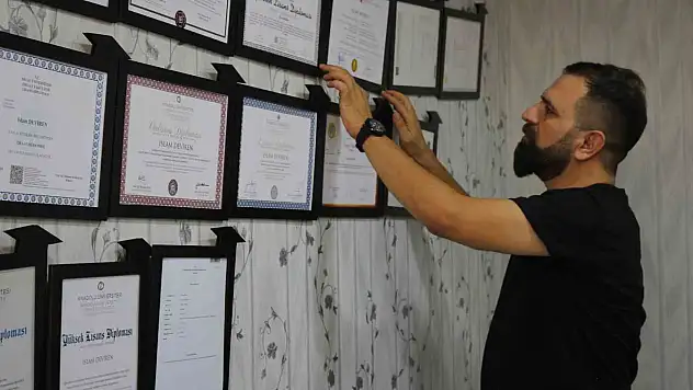 Okumakta çığır açtı: 17 yıllık üniversite eğitimine 26 diploma sığdırdı