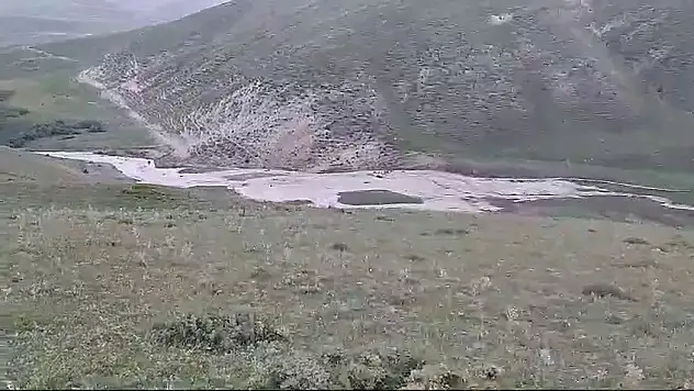 Erzurum'da biçilen otlar sular altında kaldı