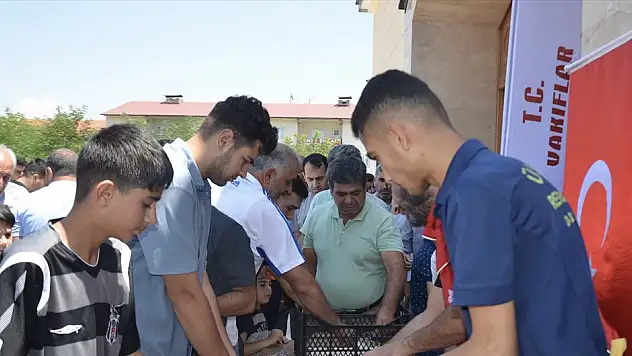 Bitlis ve Muş'ta yüzlerce kişiye aşure dağıtıldı
