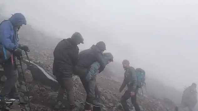 Ağrı Dağı'nda kaybolan 2 dağcıyı arama çalışmaları sürüyor