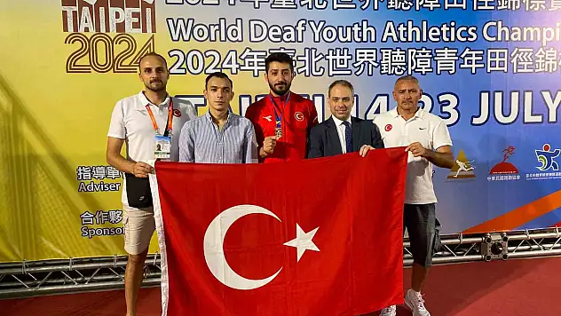 Milli sporcu Alperen Akbulut, cirit atmada dünya üçüncüsü oldu