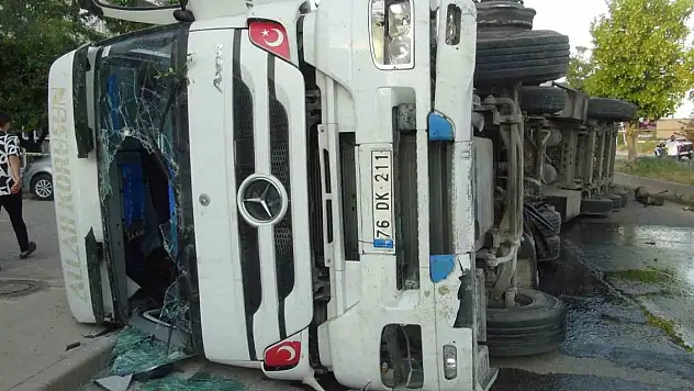 Tekeri patlayan tır devrildi: 1 yaralı
