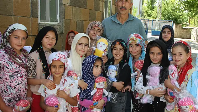 Muş'ta miniklere oyuncak dağıtıldı