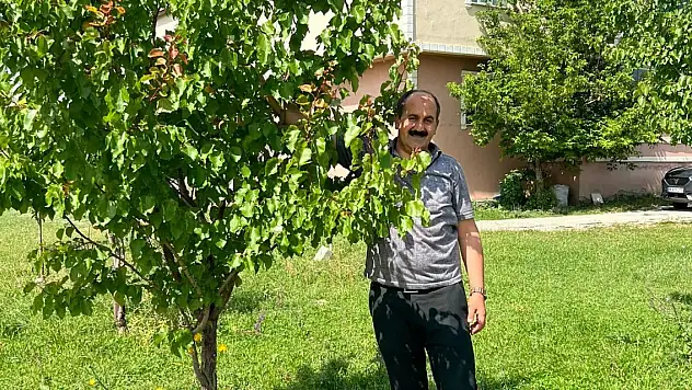Bahçesinden meyve yemeye başladı