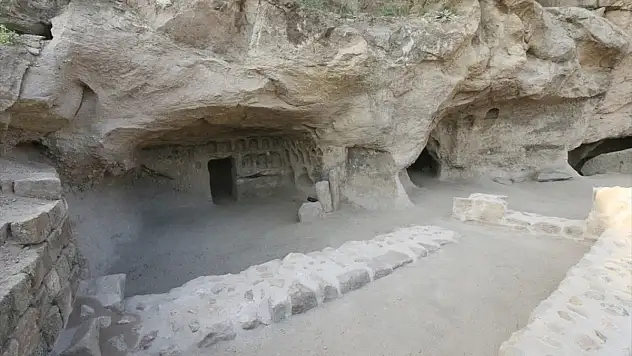 Kars'ta Anadolu'daki ilk kaya mescit olan mağara ziyaret açıldı