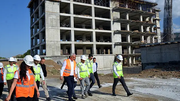 Muş Valisi Çakır, hastane inşaatını inceledi