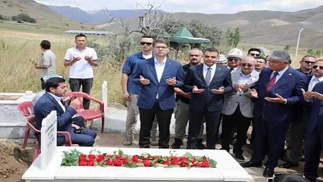 Rahmankul Han, Van'daki mezarı başında anıldı