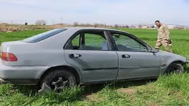 Bingöl'de kontrolden çıkan otomobil tarlaya uçtu: 3 yaralı