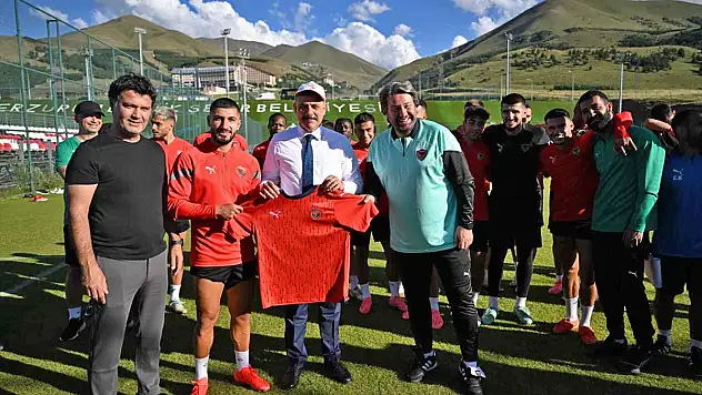 Erzurum sezona hazırlanan 15 futbol takımını ağırladı