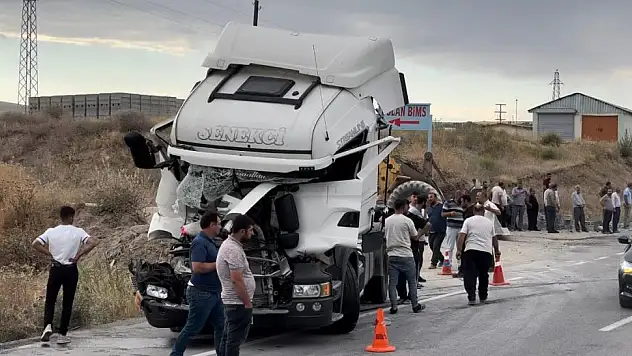 Bitlis'te tırlar çarpıştı: 2 yaralı