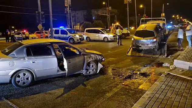 Diyarbakır'da 3 araç birbirine girdi: 7 yaralı