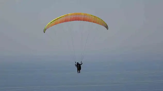 Van Gölü'nde nefes kesen yamaç paraşütü yarışması