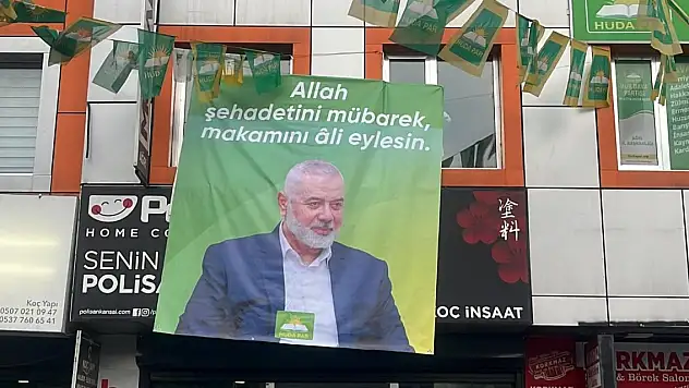 Ağrı'da Şehid İsmail Heniyye'nin Dev Posteri Sergilendi