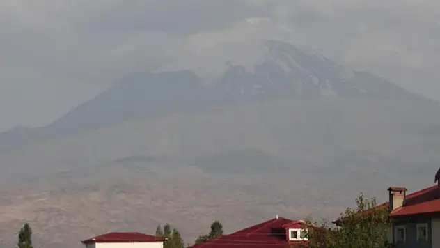 Ağrı Dağı sıcak hava nedeniyle erimeye devam ediyor