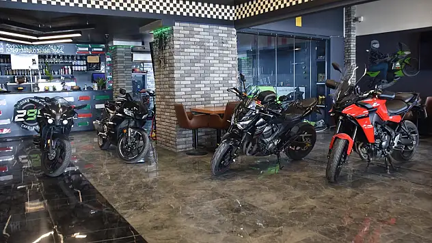 Van'da açılan bu kafe aynı zamanda tamirhane
