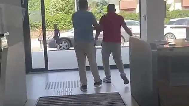 Erzurum'da PTT şubesinde vatandaş öfkeden deliye döndü