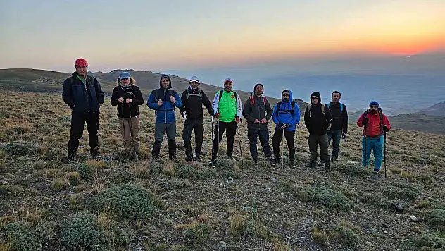 Vangölü Aktivistleri Süphan Dağı'na tırmandı