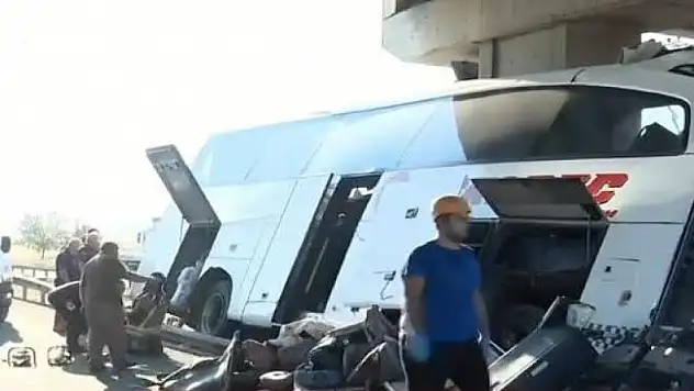 Ağrı otobüsü köprüye çarptı: Çok sayıda ölü ve yaralı var