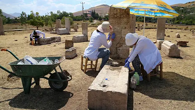 Van Gölü'nden çıkarılan Selçuklu mezar taşları müzeye taşındı