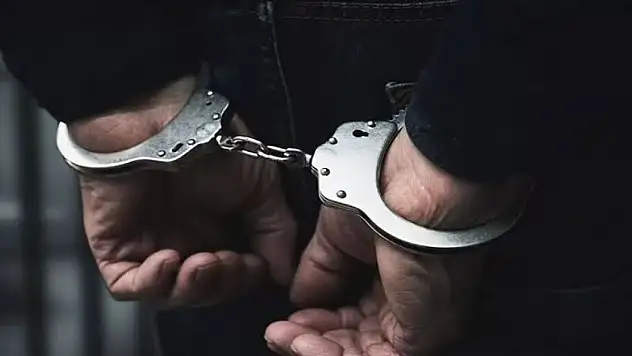 Iğdır'da çorap poşetinde kaçak sigara, ekmek içine hap saklayan 3 kişi yakalandı