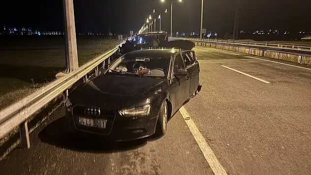 Erzurum'da hafif ticari araç park halindeki otomobile çarptı