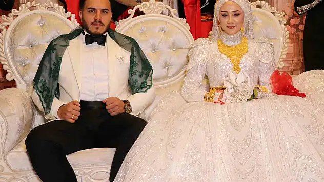 Van'da Burukiler aşiretinin düğününde takılanlar dudak uçuklattı