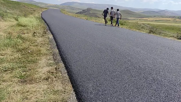 Ağrı'da Köy yolları asfaltlanıyor