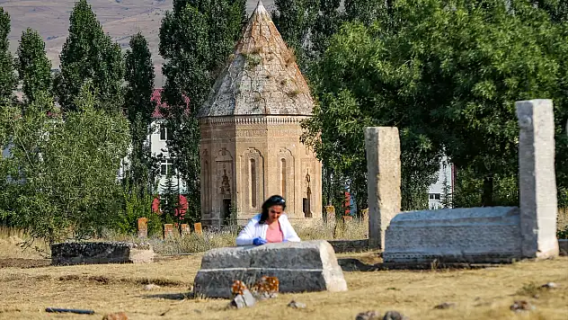 Selçuklu Mezarlığı'nda 6 sanduka ve bir şahide gün yüzüne çıkarıldı