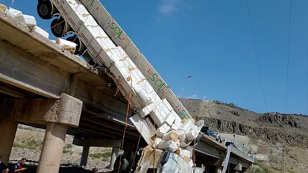 Saman balyası yüklü tır devrildi: Sürücü öldü