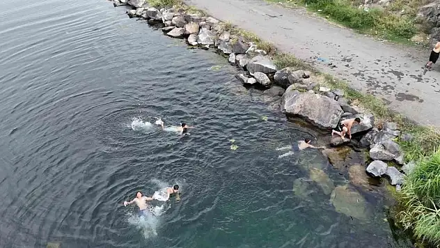 Iğdır'da sıcaktan bunalanlar Karasu Çayı'na koşuyorlar