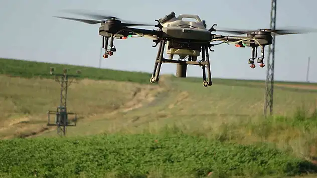 Bitlisli çiftçiler ilaçlamayı dronla yapıyor