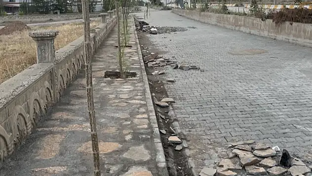 Patnos'un dokusuna uygun kaldırımlar yapılıyor