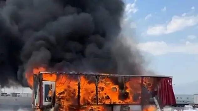 Gürbulak'ta Tırın Dorsesi Alev Alev Yandı