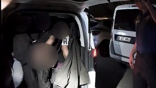 Iğdır'da bir araçta 10 düzensiz göçmen yakalandı
