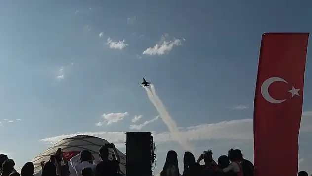 Malazgirt'te SOLOTÜRK gösterisi nefes kesti