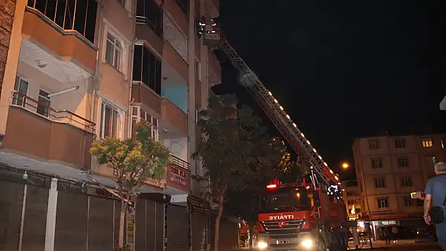 Iğdır'da 5 katlı binada çıkan yangın korkuttu